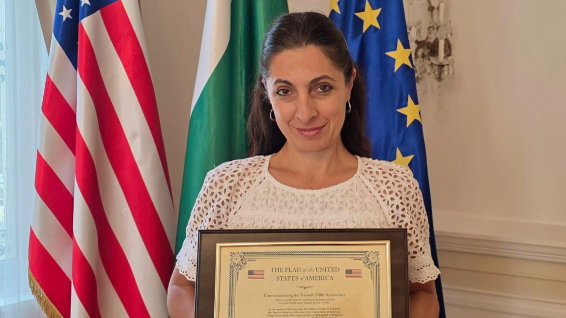 Bulgarian Embassy in Washington receives US flag