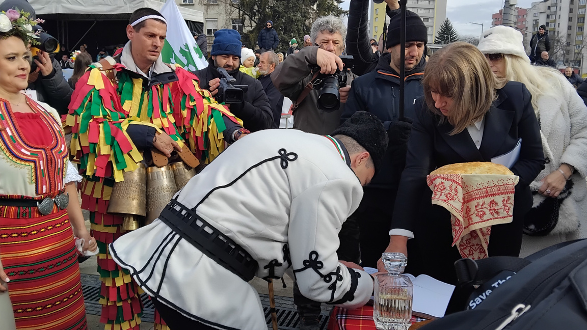 Сключиха граждански брак на сцената на фестивала „Сурва“ в Перник