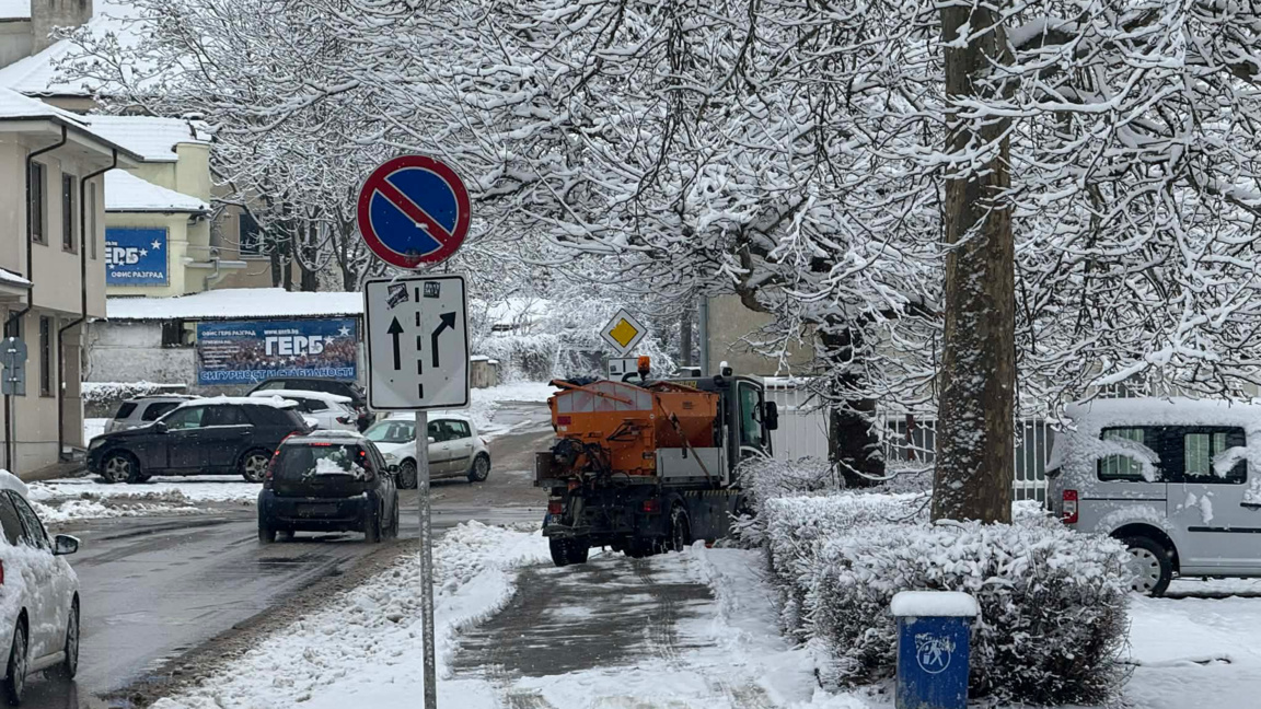 Снегопочистването в Разград продължава...