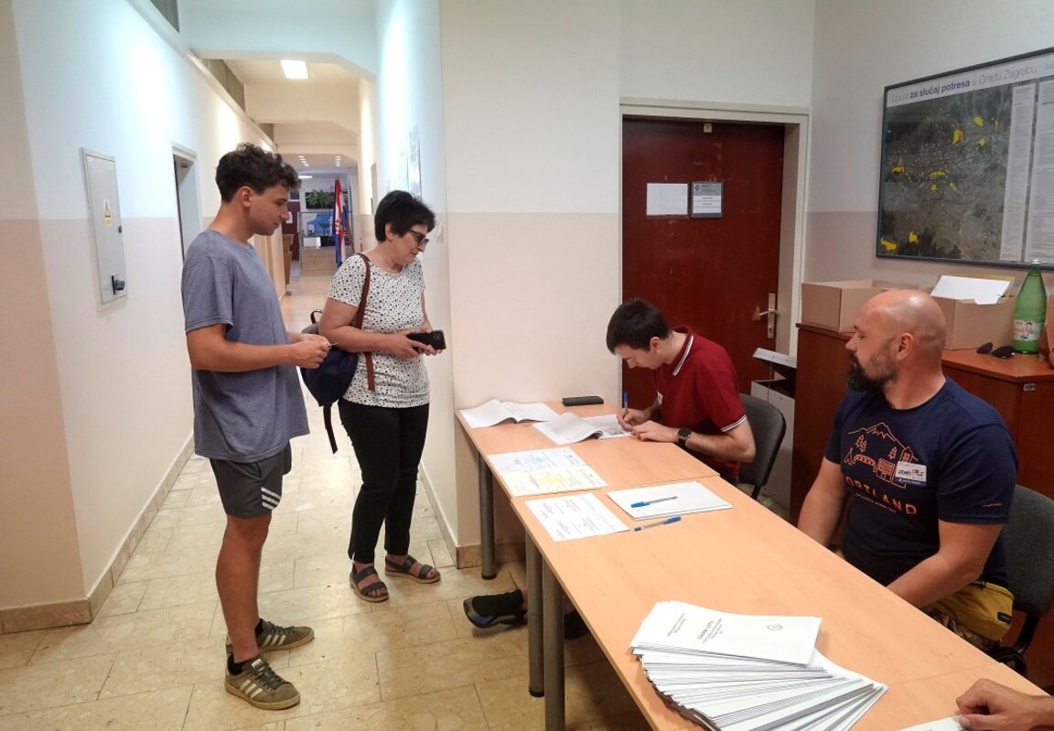 Избиратели в избирателна секция в Загреб - 9 юни 2024