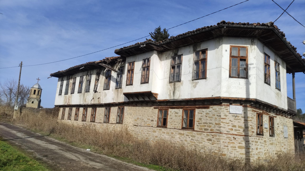 Община Павликени възстановява рухналото килийно училище в село Михалци