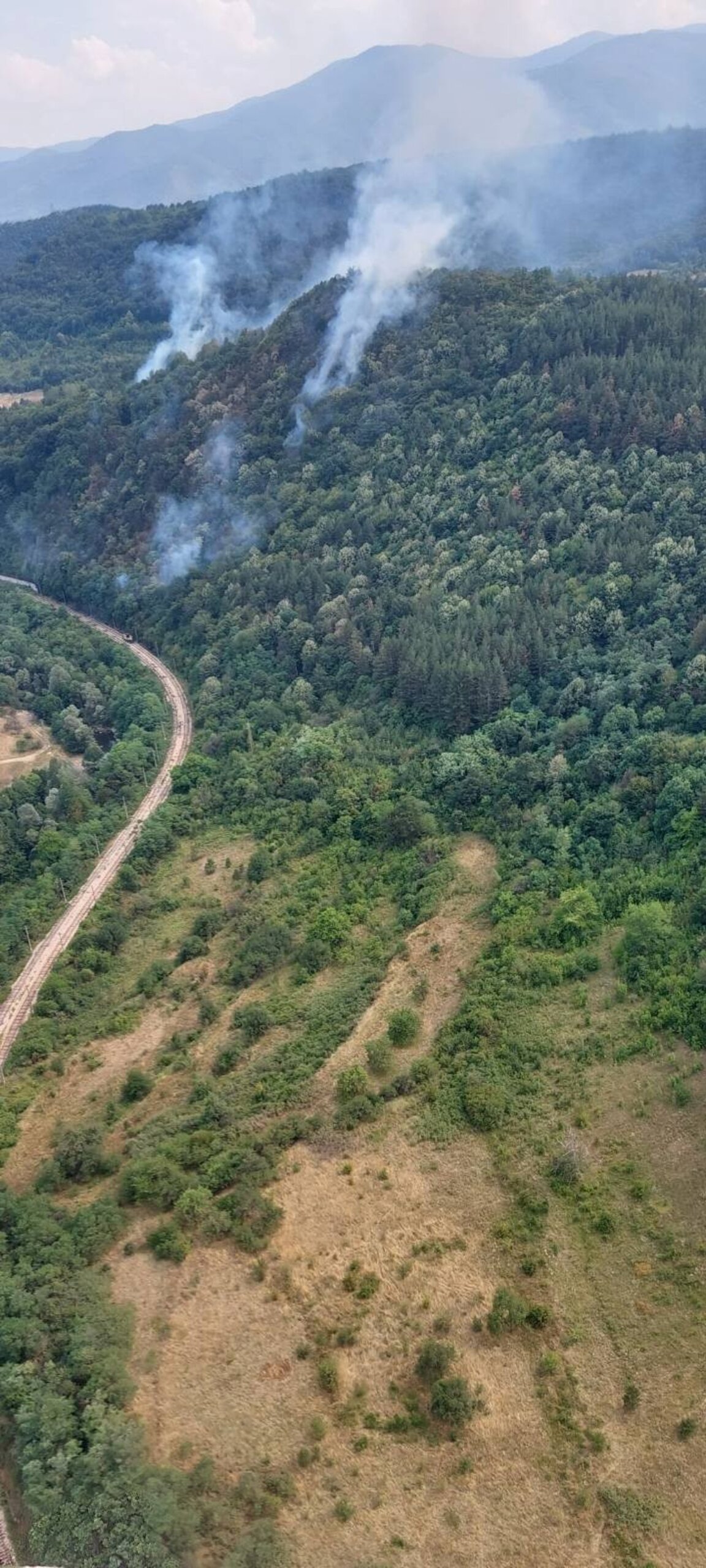 Снимката от борда на гасящия пожара хеликоптер МИ-17