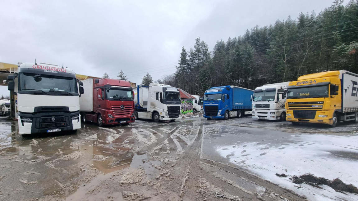 Обустaвљен пролаз теретних возила на границама са Србијом и РСМ