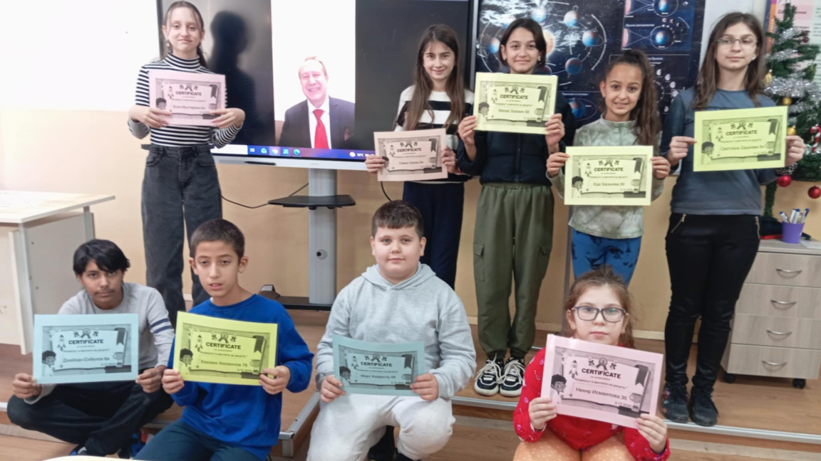 Професор от Харвард гостува на специални деца