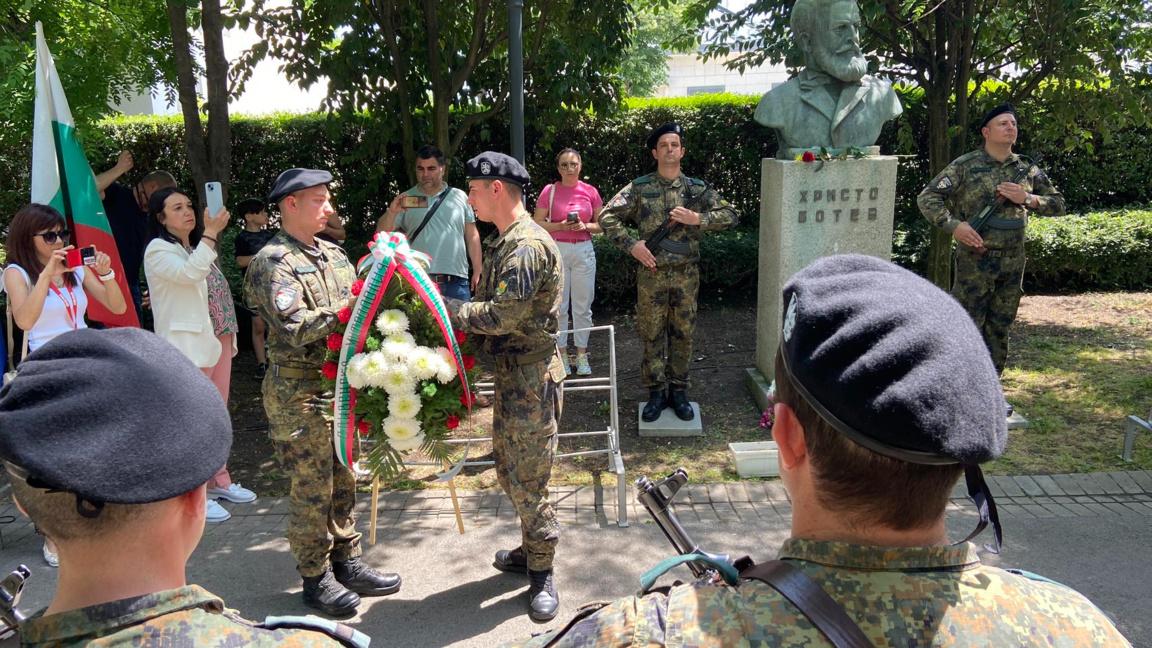 Сирени и военен ритуал в Бургас за 150 г...