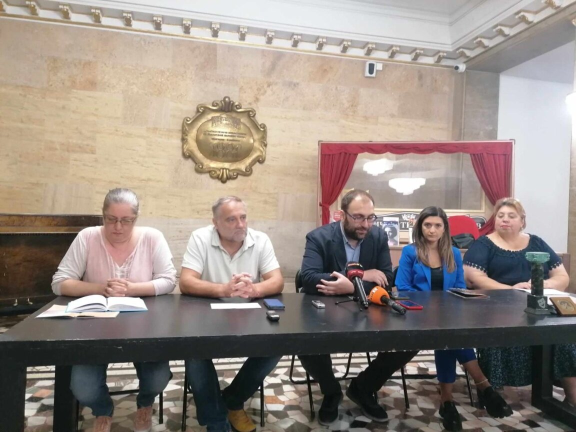 Започва "Сцена на кръстопът"