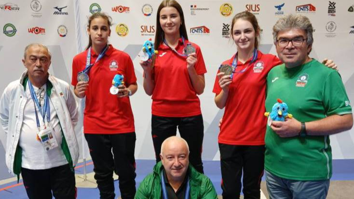 Георги Кочеренко и Мария Атанасова (вдясно) със свои колеги на Европейското първенство в Шатору Франция през 2025 година