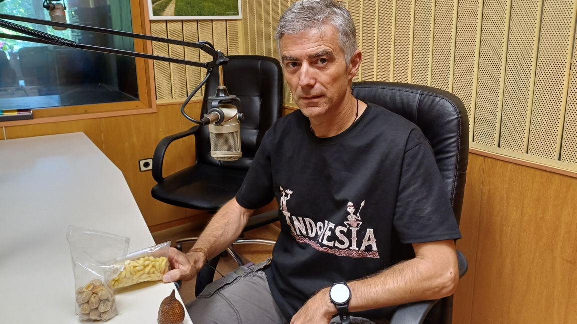 Асен Калчев в студиото на Радио Стара Загора с индонезийски плодове и ядки
