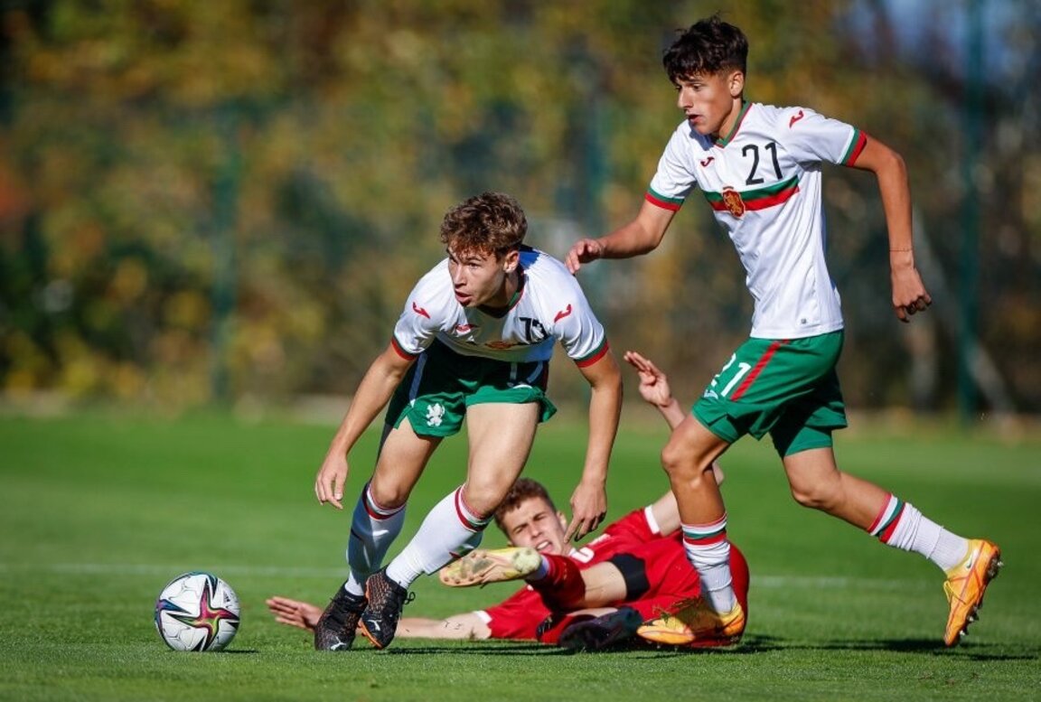 Крум Стойчев (вдясно) е юношески национал на България и скоро може да заиграе в чужбина