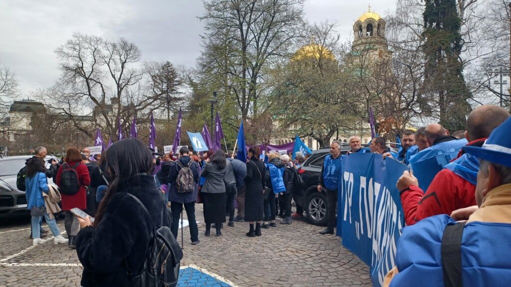 Работещи в детското здравеопазване протестираха пред Столичната община