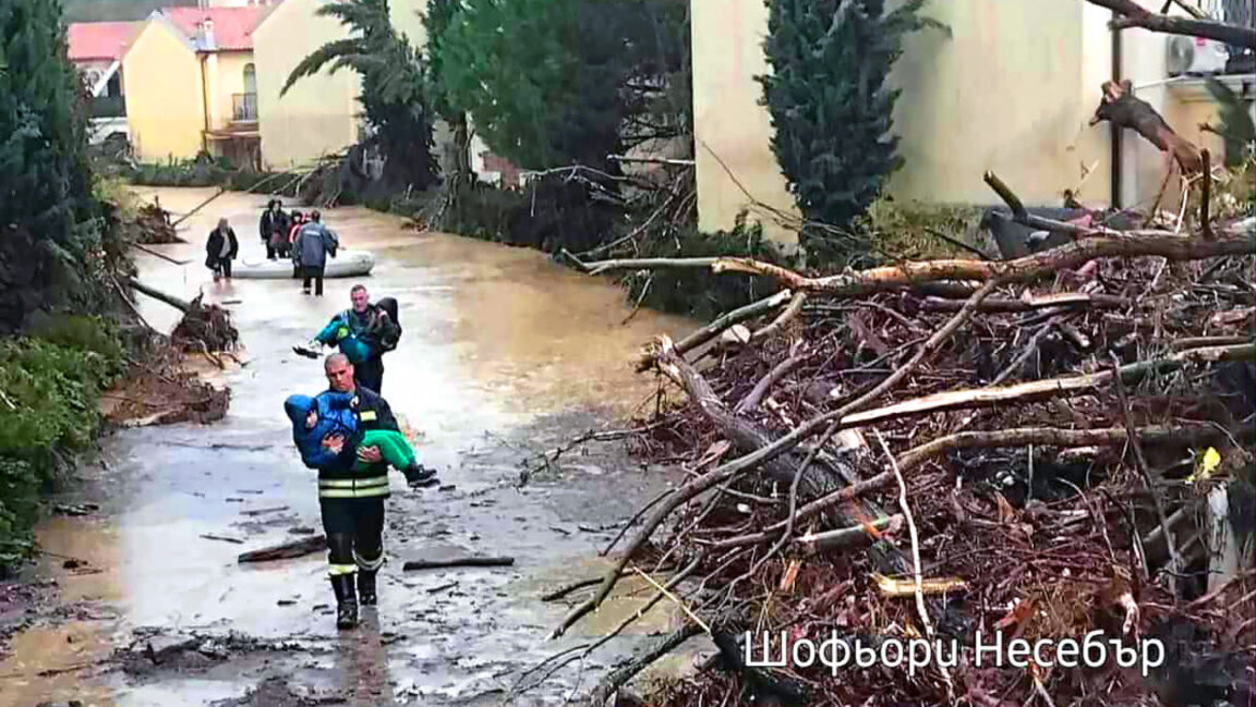 Собственици на хотели и апартаменти остават блокирани в "Елените" (видео)
