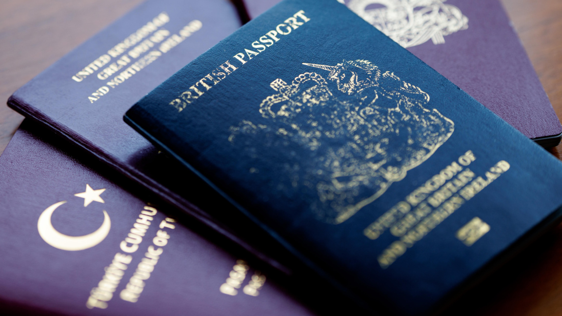 Великобритания смекчава паспортните правила за двойни граждани