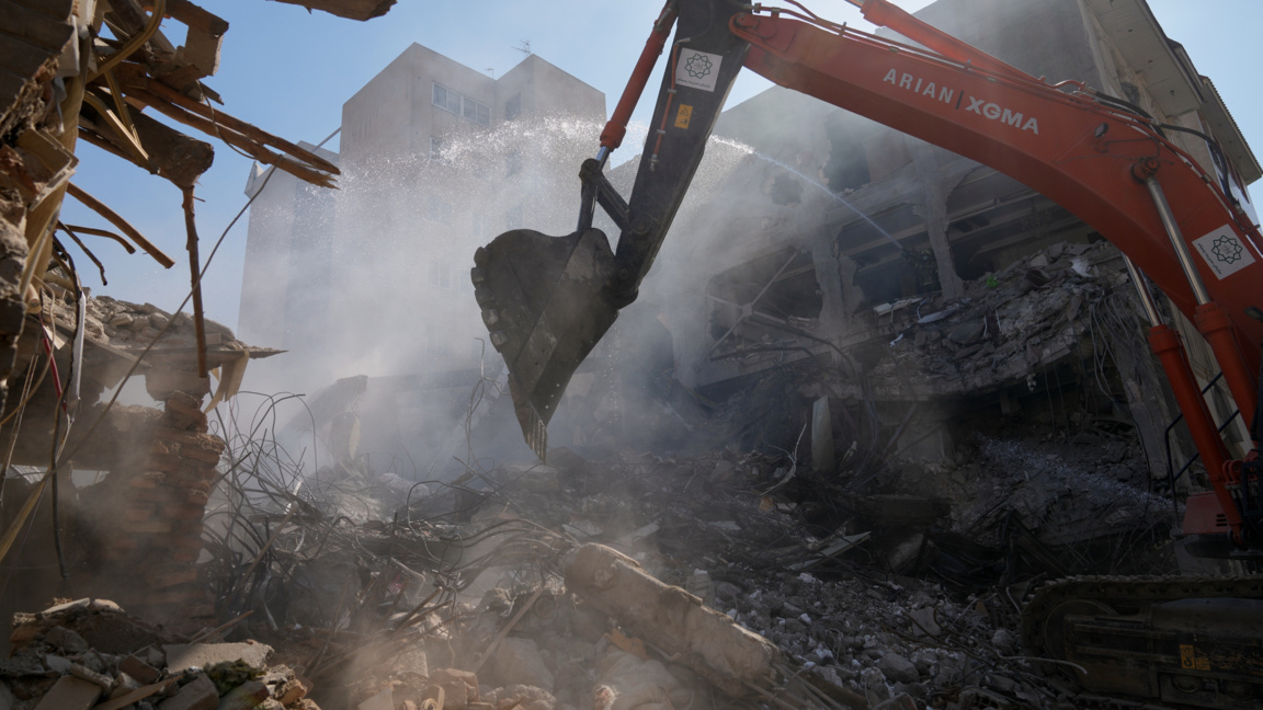 Багер премахва развалините на мястото на удар, който е разрушил половината от синагогата "Хорасаниха" и близките жилищни сгради в Техеран, 7 април 2026 г.