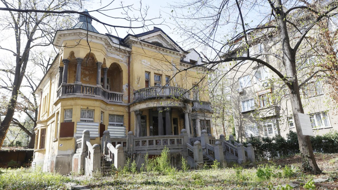 Ново начало за легендарната Къща с ягодите