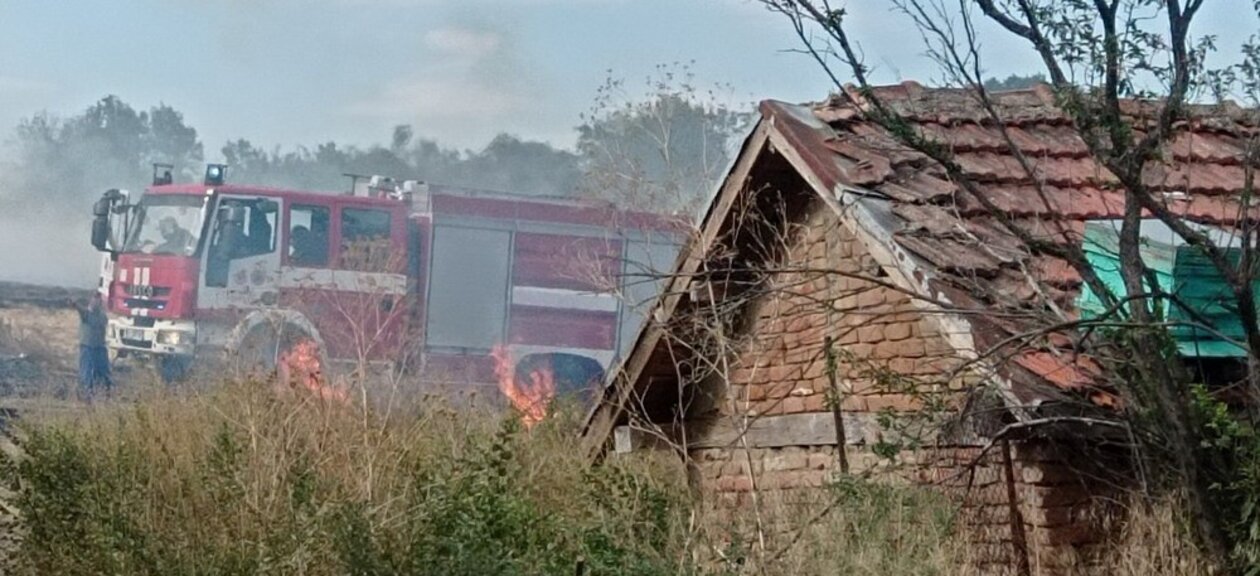 Пожар в с. Доброселец изпепели изоставени къщи, спасени са десетки обитаеми