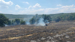 Трактор изгоря на полето край тополовградско село