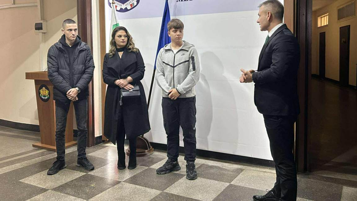 Жест към деца на загинали полицаи