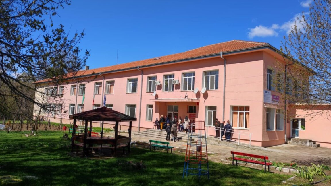 Обновяват читалището и Дома за стари хора в боляровското село Воден