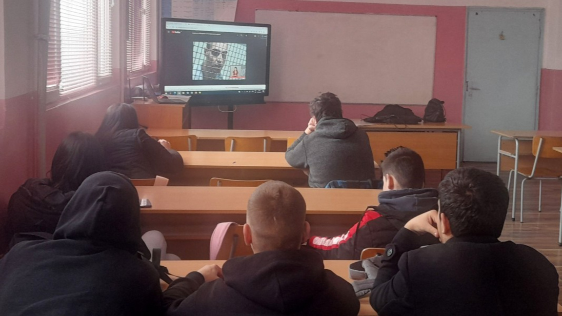 Среща на обществените възпитатели от Местната комисия за борба срещу противообществените прояви на малолетни и непълнолетни  с учениците от 9 клас на СУ Христо Ботев с презентация за марихуаната и синтетичните наркотици.