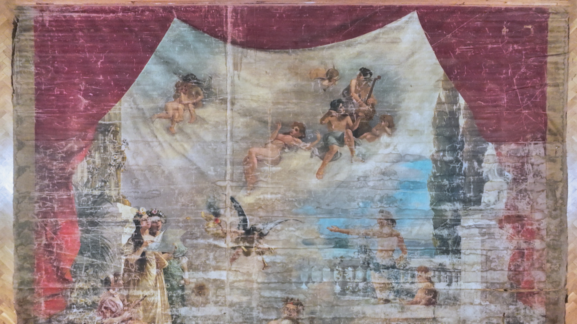 Възраждат уникалната театрална завеса