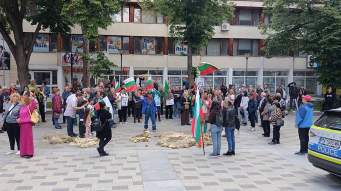 Велинград на протест заради отровени кучета