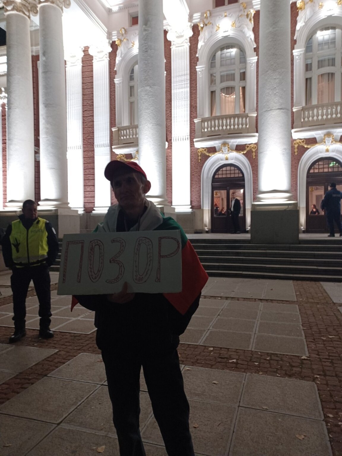 Засилено полицейското присъствие пред Народния театър и малцина протестиращи