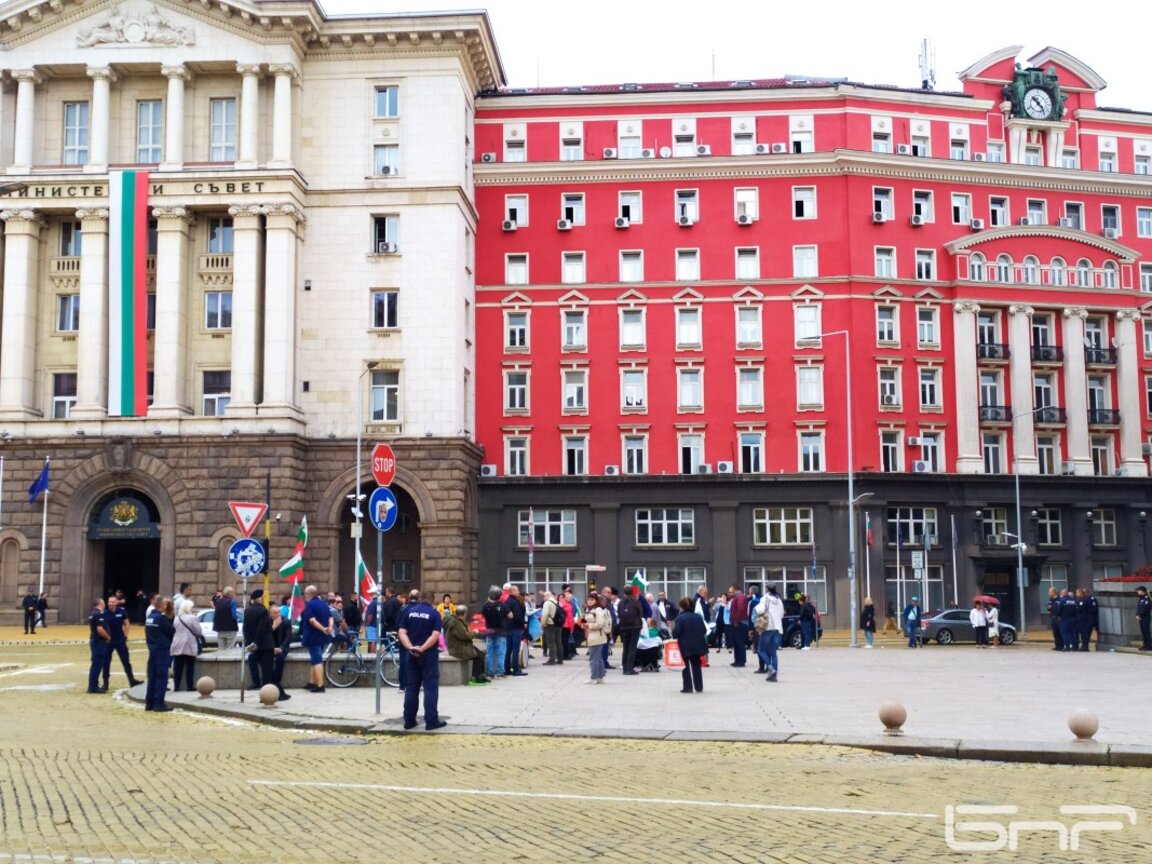 Протест в триъгълника на властта: Оставка на правителството и парламента