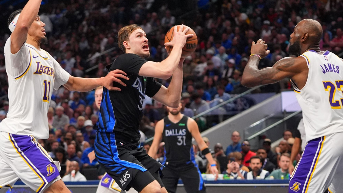Купър Флаг (с топката) от Далас атакува коша на ЛА Лейкърс пред погледа на ЛеБрон Джеймс.