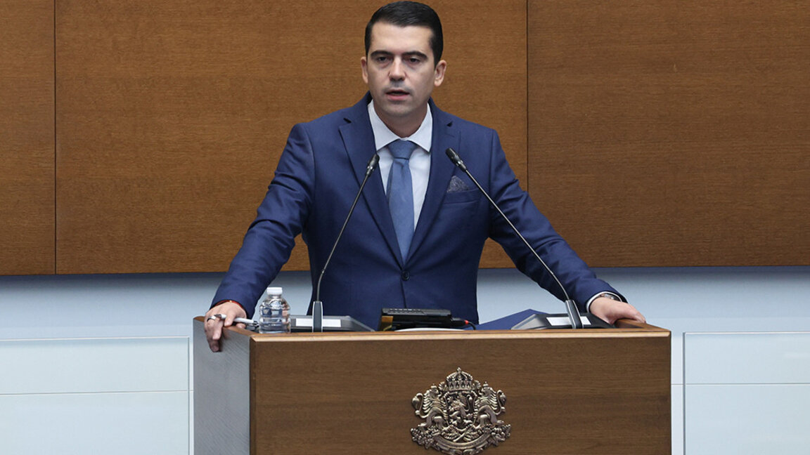 Alexander Rashev reads the ITN declaration from the parliament rostrum