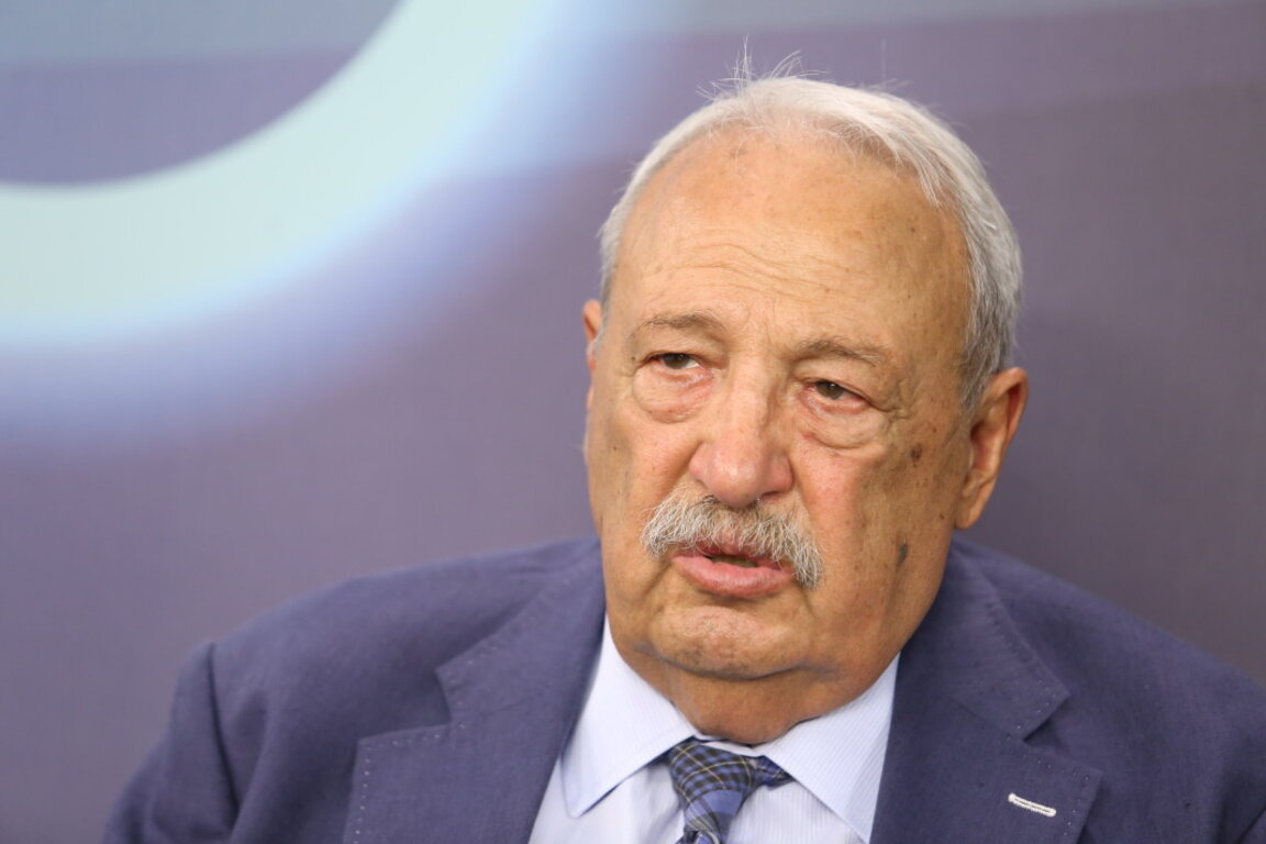 Бившият водещ на "Панорама" Иван Гарелов е в реанимацията на "Пирогов"