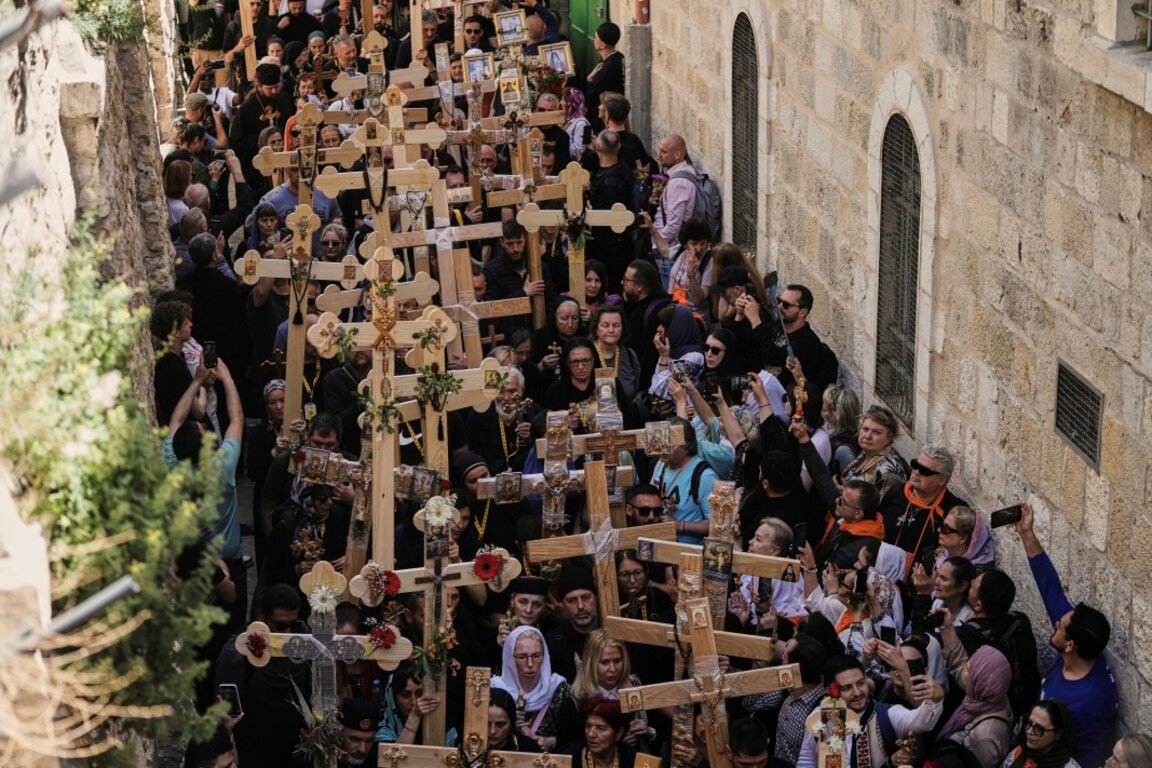 Хиляди поклонници изминаха Кръстния път в Йерусалим