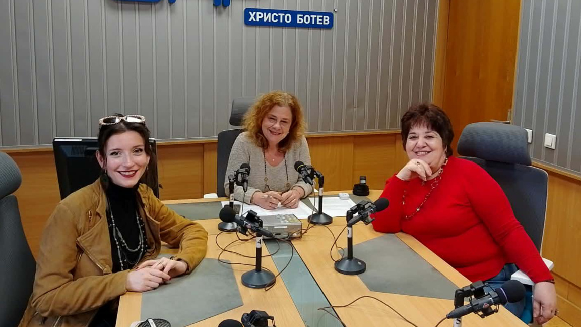 Яра Янев, Ана-Мария Кръстева и Вартануш Топакбашян (отляво надясно)