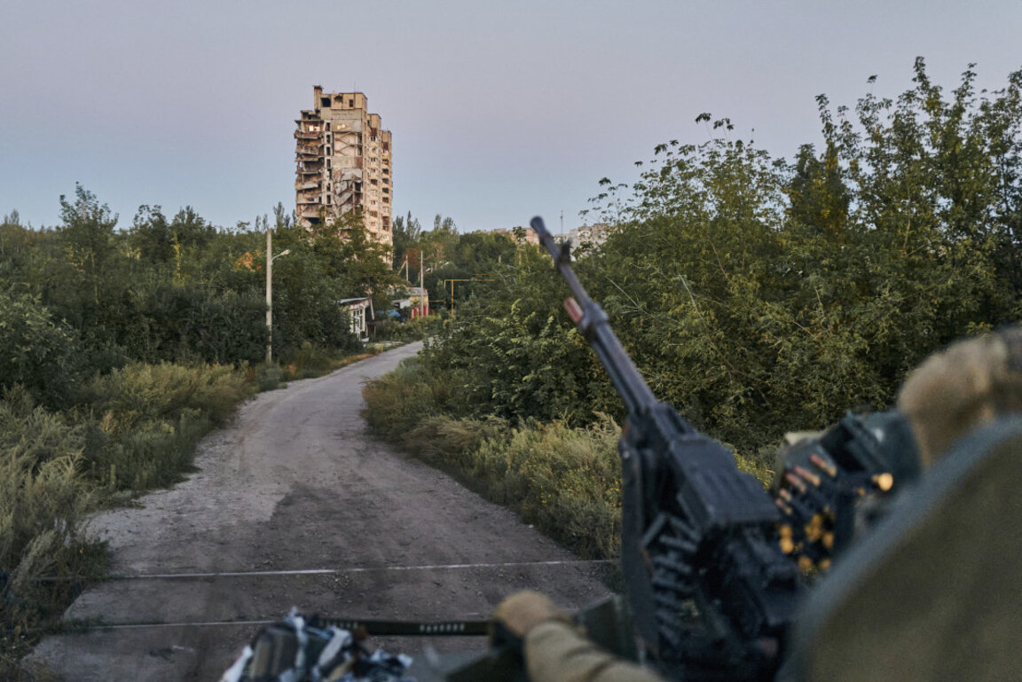 Украински боец на позиция край Авдеевка, август 2023 г.