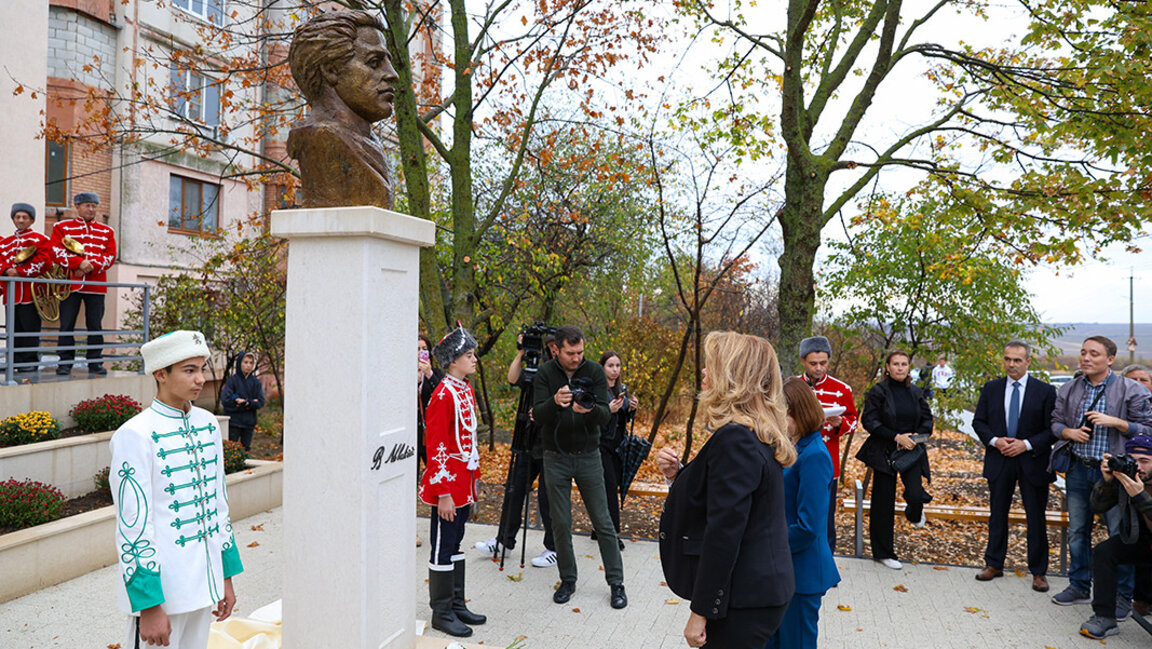 Iliana Iotova și Maia Sandu în fața monumentului lui Vasil Levksi din Taraclia