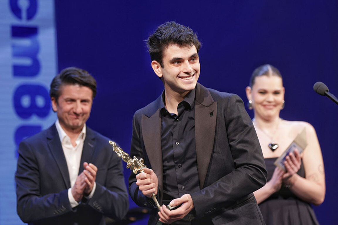Актьорът Калоян Желев с награда "Икар" в категорията "Дебют"