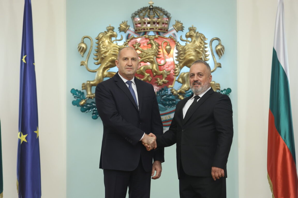 Делото срещу Люпчо Георгиевски и антибългарските изяви на ръководни фактори в РСМ са абсолютно недопустими, каза президентът Румен Радев в началото на срещата с председателя на заличения от властите български културен клуб в Битоля - 17 юни 2025 г.