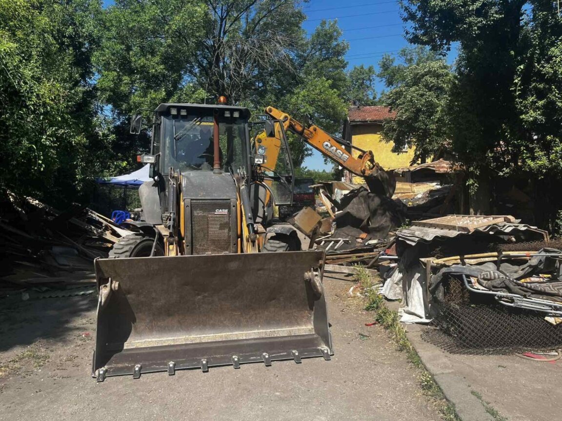 Над 10 незаконни постройки в пернишкия квартал "Хумни дол" са премахнати
