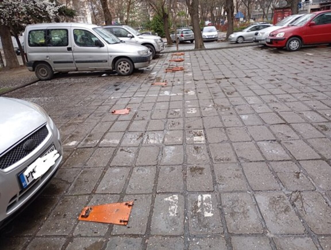 Подписка срещу новите такси за скобите за паркиране започна в район "Централен"