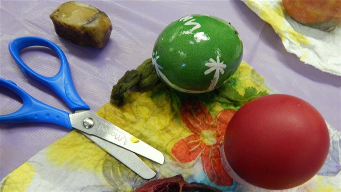 Talleres para pintar huevos al aire libre antes de Resurrección