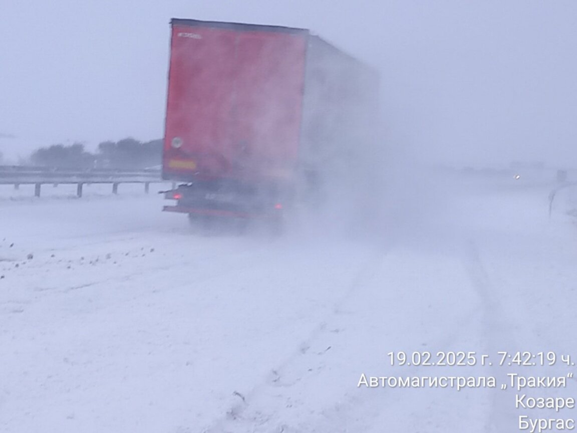 Заради силен вятър и нулева видимост: Затвориха "Тракия" между Бургас и Карнобат