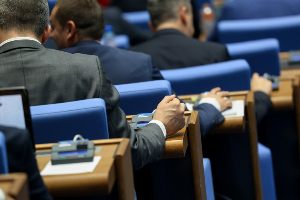 НС с единодушие: Родителите на деца до 12 г.  могат да работят дистанционно през лятната ваканция