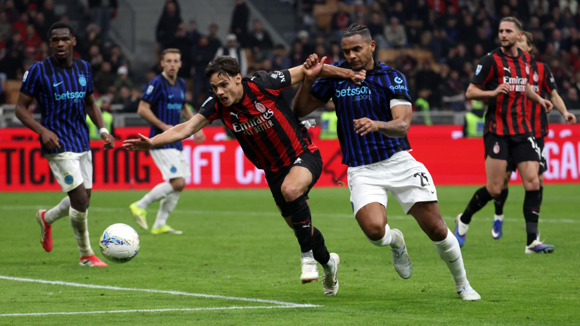 Ричи от Милан е изпреварил за топката Аканджи от Интер.