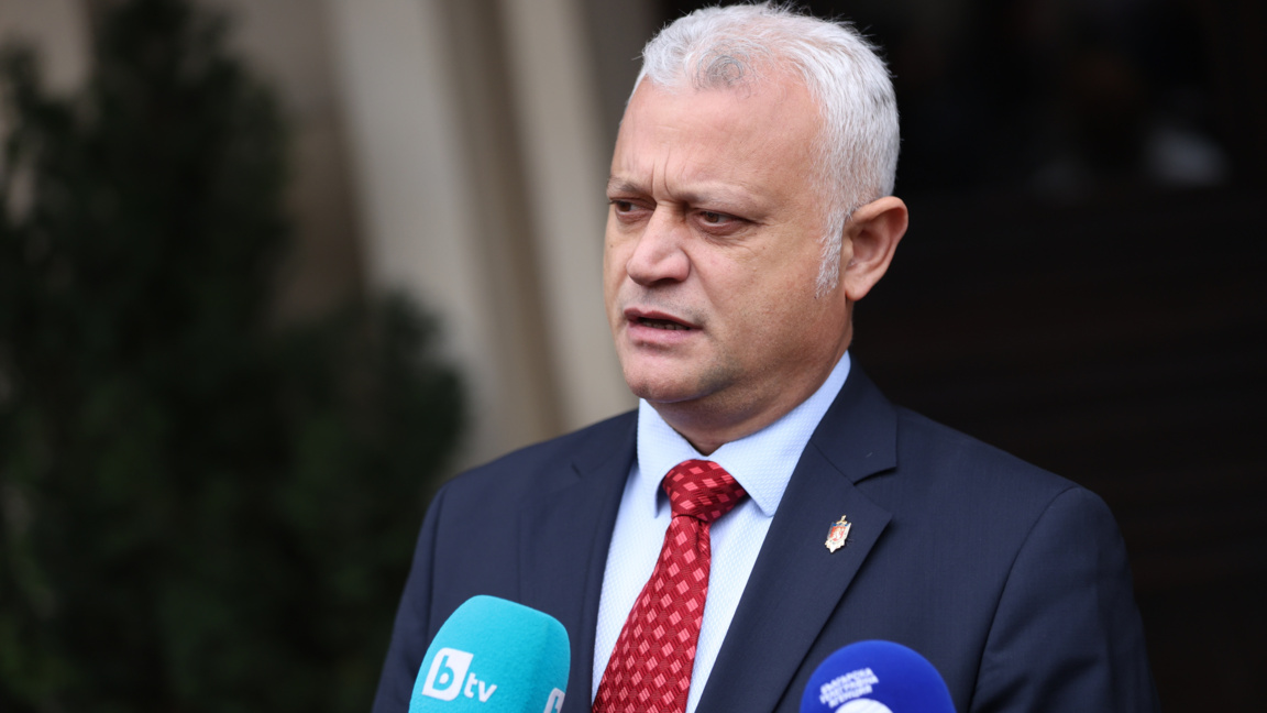 Служебният министър на вътрешните работи Емил Дечев дава брифинг пред сградата на МВР - 30 март 2026 г.
