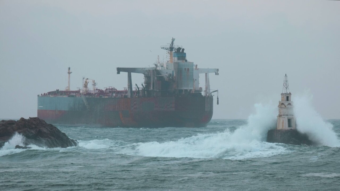 Евакуирани са още четирима моряци от танкера "Кайрос"