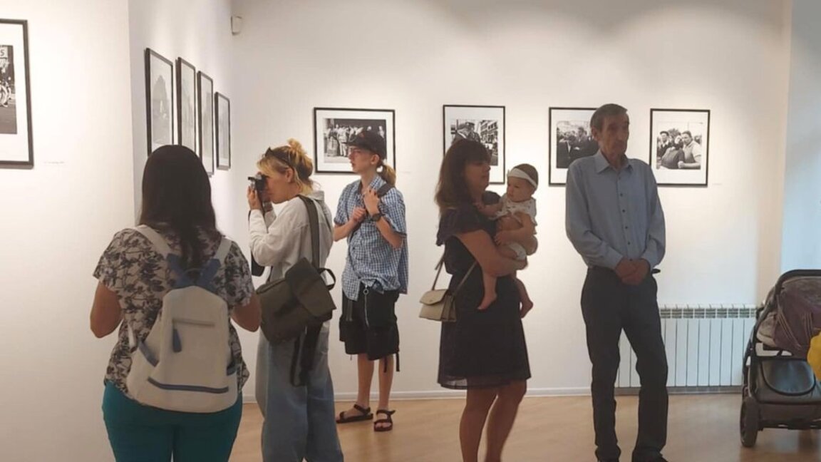 Pëshpërimë nga rruga… fotografitë e Nikollaj Vasilev frymëzojnë histori letrare