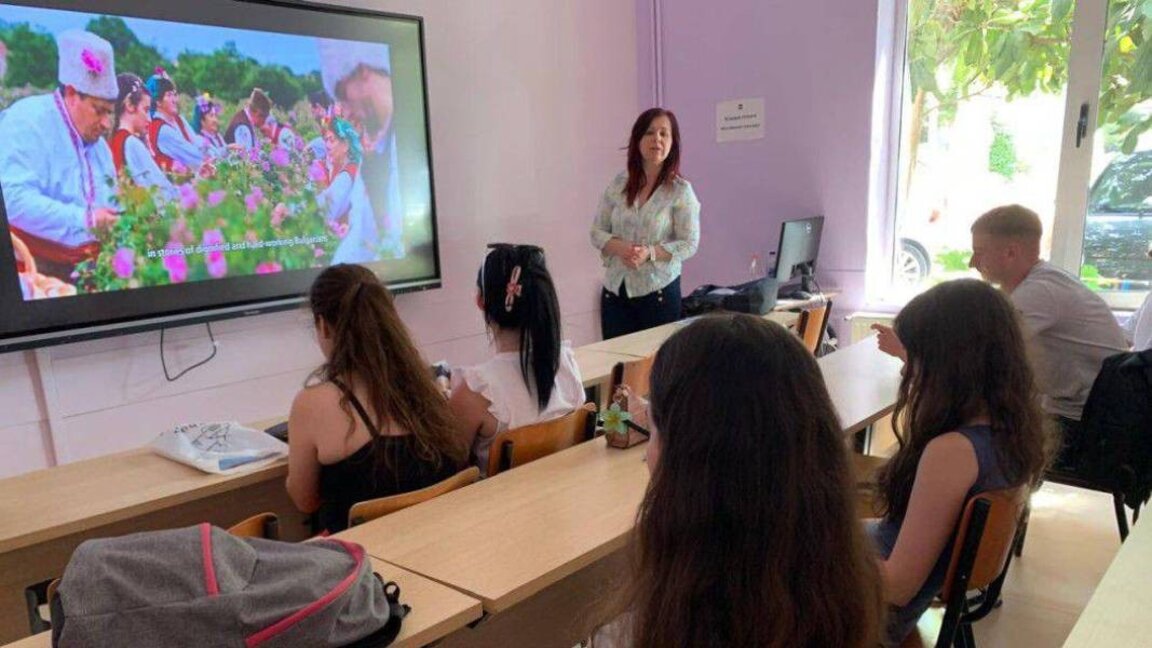 Д-р Миранда Бело със студенти в Тирана