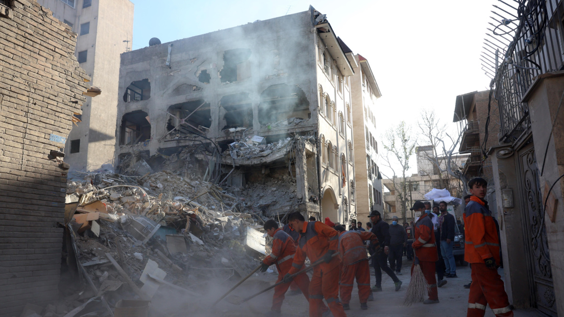 Ирански работници почистват около разрушена синагога "Хорасаниха" в Техеран, Иран, 7 април 2026 г.