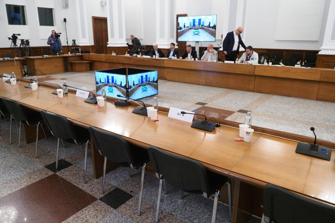 5 ноември - в сградата на МС трябваше да се проведе извънредно заседание на Националния съвет за тристранно сътрудничество, на който да бъде разгледан държавния бюджет и бюджетите на НЗОК и на ДОО. Представители на работодателските организации бойкотираха срещата и не влязоха на заседанието.