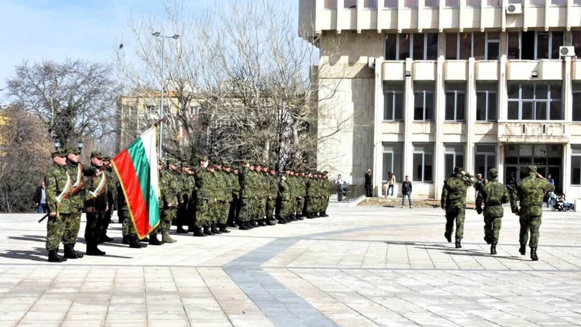 Asenovgrad recibió al contingente búlgaro que regresó de Kosovo