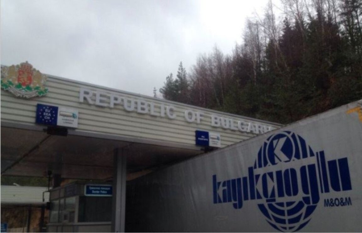 Колони от тирове на границата между Република България и Република Северна Македония